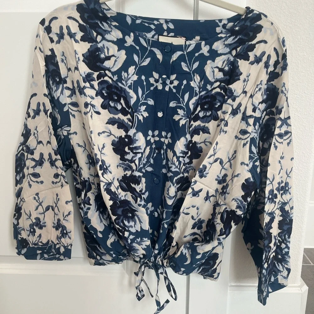 Tuckernuck Navy and Cream Floral Blouse - Picture 2 of 5